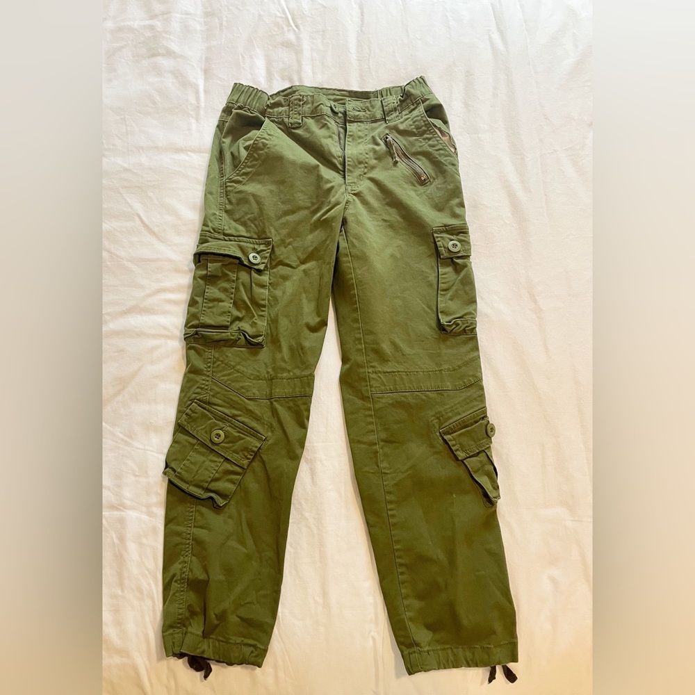 Army green cargo pants. In great condition!